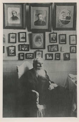 Портрет Петра Петровича Дудочкина в интерьере